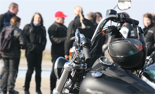 Anteil weiblicher Motorradfahrer bei 14 Prozent