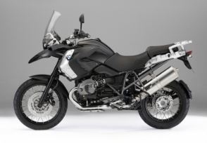 Schwarz hoch drei. BMW Motorrad bringt das Sondermodell BMW R 1200 GS Triple Black. 