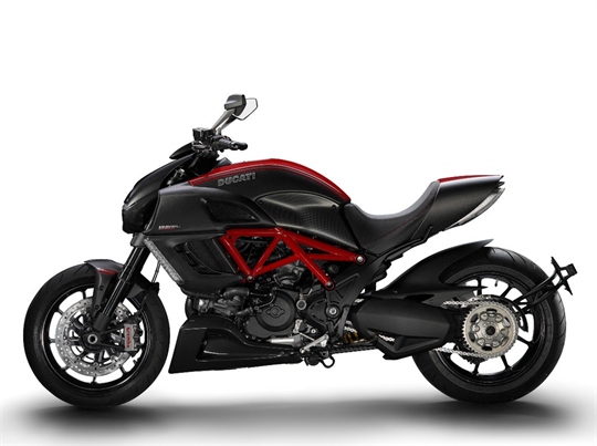 EICMA 2010: Ducati steigt mit der Diavel in neues Segment ein