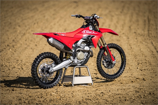 Die Desmo450 MX wird mit dem Zubehör von Ducati Performance zur Replika