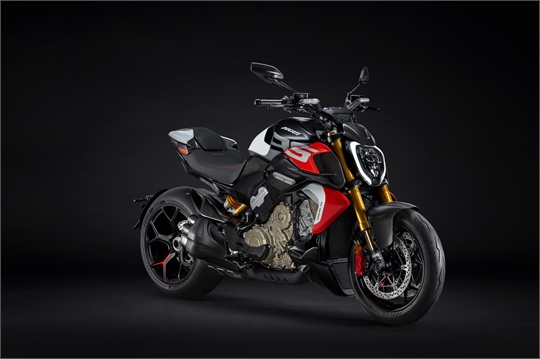 2026 - Ducati Diavel V4 RS - Revolutionärer Muscle Roadster mit Superbike-Technologie