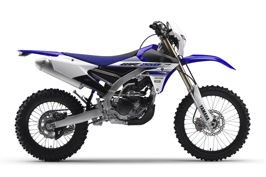 Yamaha WR 450 F dreht den Kopf