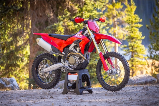 2026 - Ducati präsentiert die neue Desmo450 EDS