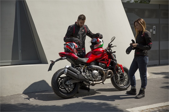 Ducati: Die neuen atmungsaktiven Jacken für das Motorradfahren in der Sommersaison 