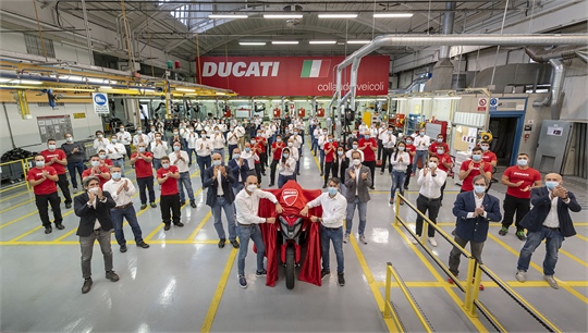 Ducati kündigt den Produktionsstart des weltweit ersten Motorrads mit Radartechnologie an Front und Heck an: Die neue Multistrada V4 