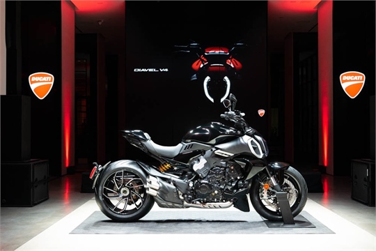 "Diavel V4 Design Nights": Ducatis einzigartige Designsprache steht bei exklusiven Events in den Metropolen der Welt im Fokus 