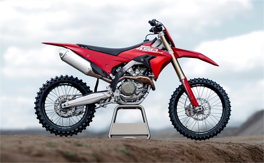 Die Ducati Desmo450 MX trifft bei den europäischen Händlern ein 
