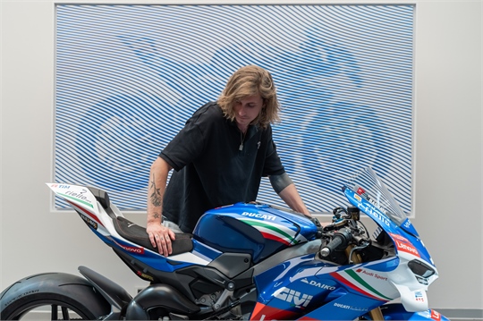 Die Panigale V4 Tricolore Italia inspiriert ein Kunstwerk des italienischen Künstlers Andrea Crespi 