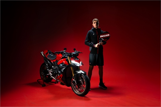 Born to Perform: Die exklusive Macron X Ducati Capsule Collection – Italienisches Design trifft auf Performance