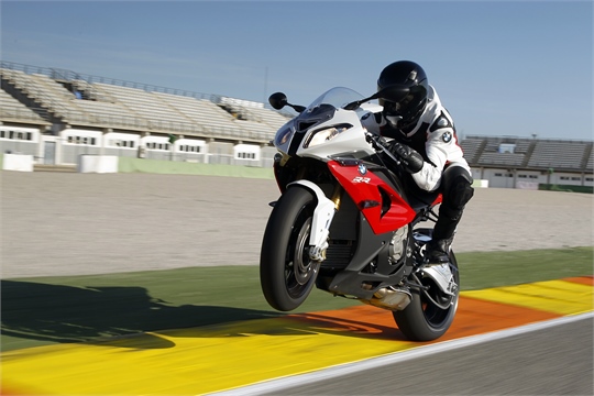BMW Motorrad feiert sechs Podestplätze bei der Leserwahl „Die besten Sport-Motorräder 2014"