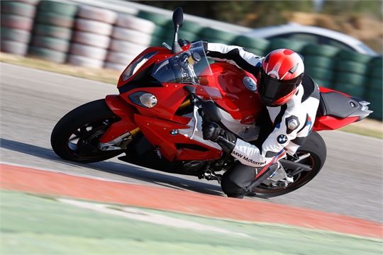 BMW Motorrad gibt Preise der neuen BMW S 1000 RR bekannt.