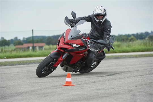 Kurventaugliches Motorrad-ABS besteht ADAC-Test