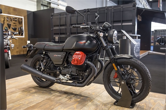 Die Moto Guzzi V7 III Carbon trägt rote Köpfe