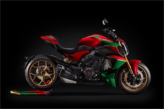2026 - Ducati präsentiert die Diavel V4 RS 100 - Hommage an eine Rennsportlegende